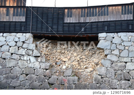 災害で損壊した石垣(熊本城 数寄屋丸二階御広間) 災害で損壊した石垣(熊本城 数寄屋丸二階御広間) 129071696