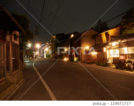 観光名所京都の古い町並みの夜景 観光名所京都の古い町並みの夜景 129071717