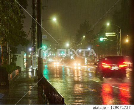 大雨の夜の京都の街で走る車の様子 大雨の夜の京都の街で走る車の様子 129071727