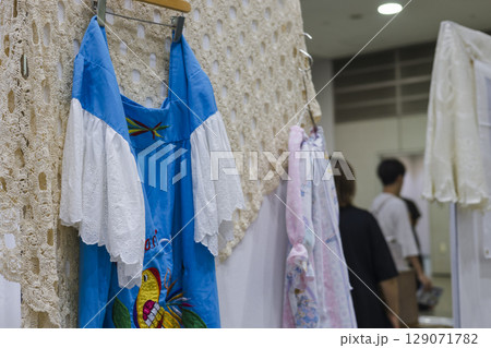 青と白のワンピース　展示　販売　レース 129071782