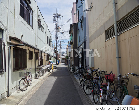 夏の昼の京都の住宅街の風景 129071783