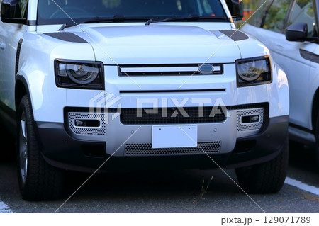 イギリス製のSUV車両 129071789