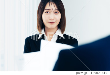 就職活動をする若い女性 就職活動をする若い女性 129071819
