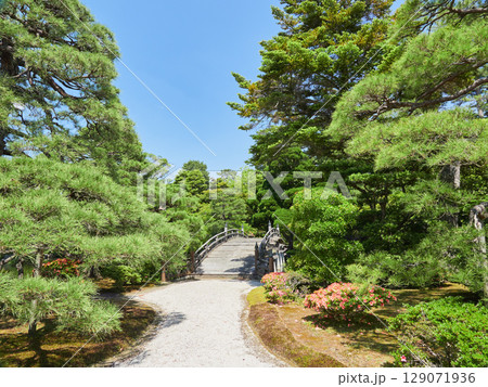 観光名所京都御所の庭園の風景 観光名所京都御所の庭園の風景 129071936