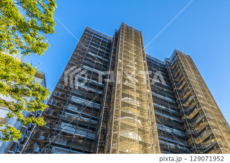 日本の横浜都市景観 西日…マンションの補修や点検等、足場や防護ネットなどを望む＝7月29日 129071952