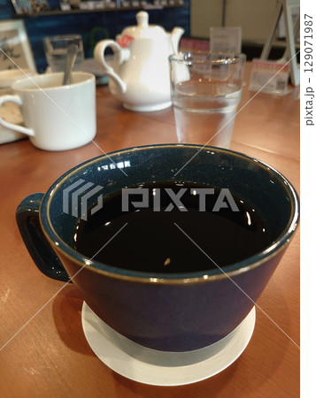 A cup of coffee / 一杯のブラック・コーヒー(こだわりの一杯，贅沢品，嗜好品) 129071987