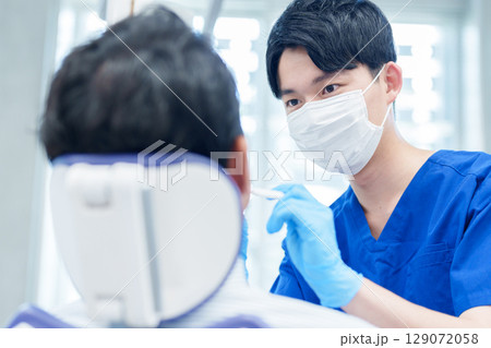 歯医者　虫歯　治療 129072058