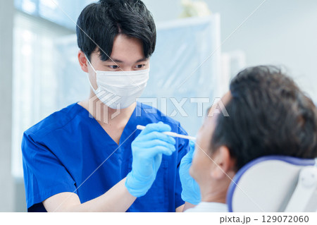 歯医者　虫歯　治療 129072060
