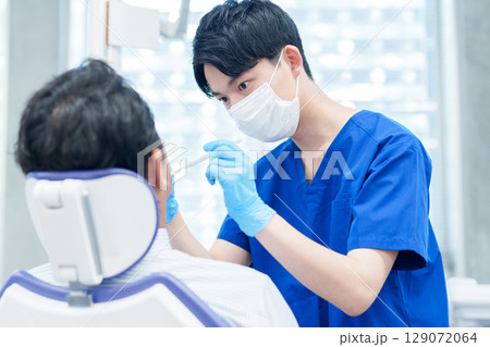 歯医者　虫歯　治療 129072064
