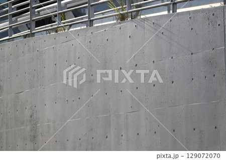 コンクリート打ち放しの外壁 129072070