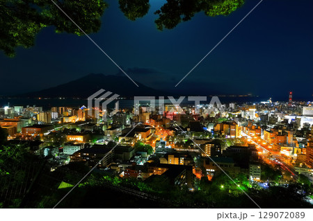【鹿児島県】城山公園展望台から見た桜島と鹿児島市街地の夜景 【鹿児島県】城山公園展望台から見た桜島と鹿児島市街地の夜景 129072089