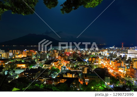 【鹿児島県】城山公園展望台から見た桜島と鹿児島市街地の夜景 129072090