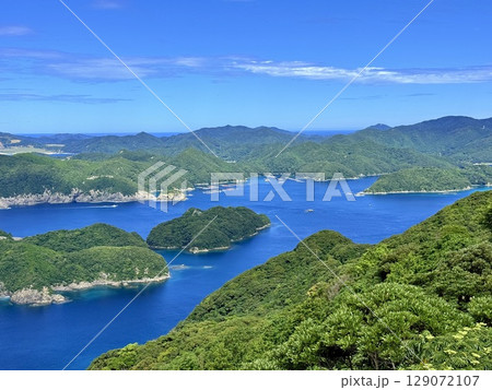 長崎県・五島列島・中通島の米山展望台からのドローン空撮による青い海と島々の絶景 129072107