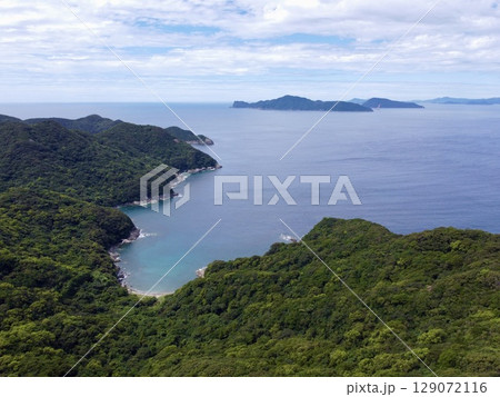 長崎県・五島列島・中通島の米山展望台からのドローン空撮による青い海と島々の絶景 129072116