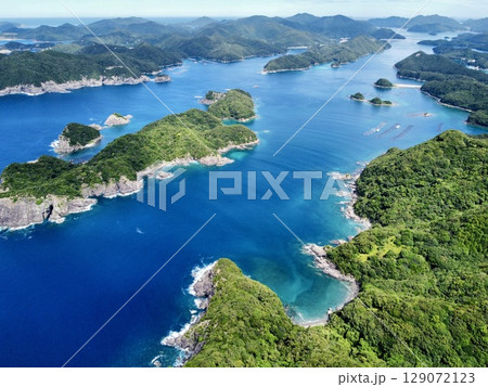 長崎県・五島列島・中通島の米山展望台からのドローン空撮による青い海と島々の絶景 129072123