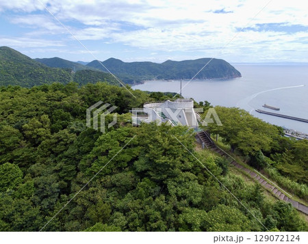 長崎県・五島列島・中通島の米山展望台からのドローン空撮による青い海と島々の絶景 129072124