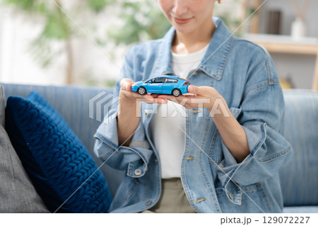 車の模型を持つ女性 129072227