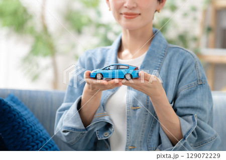 車の模型を持つ女性 129072229