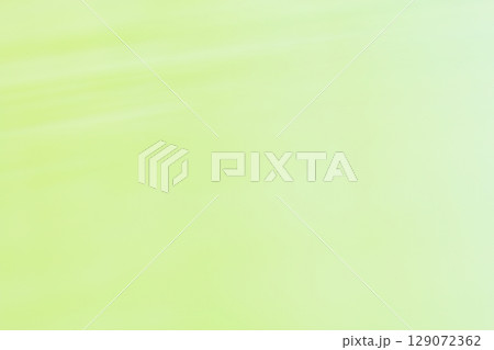 緑色系くすみカラー　流れるようなライン背景 129072362