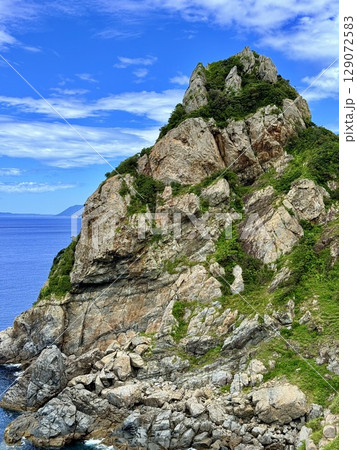 日本・長崎県・中通島・矢堅目公園のドローン空撮風景と美しい海岸線 日本・長崎県・中通島・矢堅目公園のドローン空撮風景と美しい海岸線 129072583