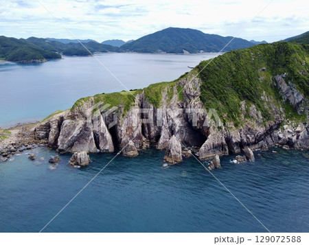 日本・長崎県・中通島・矢堅目公園のドローン空撮風景と美しい海岸線 日本・長崎県・中通島・矢堅目公園のドローン空撮風景と美しい海岸線 129072588