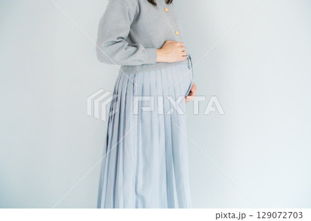 出産間近の妊婦のポートレート 出産間近の妊婦のポートレート 129072703