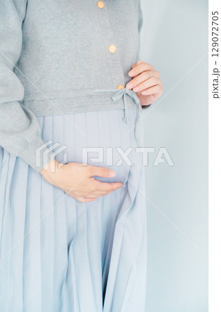 出産間近の妊婦のポートレート 出産間近の妊婦のポートレート 129072705