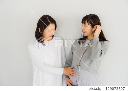 しあわせ一杯の母と臨月間近の娘 しあわせ一杯の母と臨月間近の娘 129072707