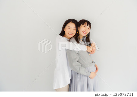 しあわせ一杯の母と臨月間近の娘 129072711