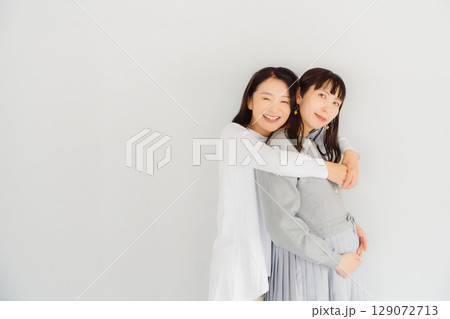 しあわせ一杯の母と臨月間近の娘 しあわせ一杯の母と臨月間近の娘 129072713