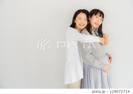しあわせ一杯の母と臨月間近の娘 129072714