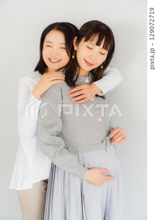 しあわせ一杯の母と臨月間近の娘 しあわせ一杯の母と臨月間近の娘 129072719