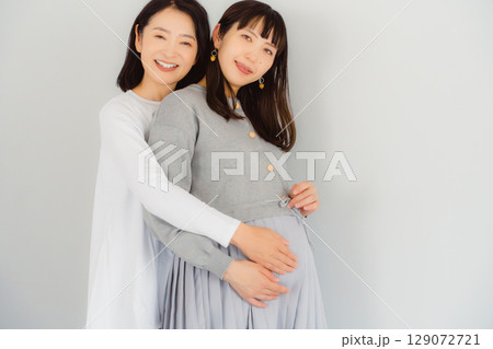 しあわせ一杯の母と臨月間近の娘 しあわせ一杯の母と臨月間近の娘 129072721