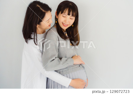 しあわせ一杯の母と臨月間近の娘 しあわせ一杯の母と臨月間近の娘 129072723