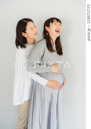 しあわせ一杯の母と臨月間近の娘 しあわせ一杯の母と臨月間近の娘 129072725