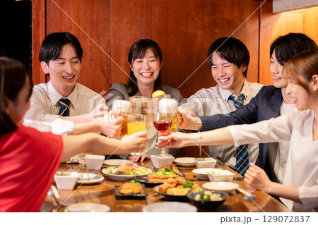 飲み会 居酒屋で乾杯している若者 飲み会 居酒屋で乾杯している若者 129072837