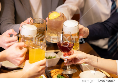 飲み会 居酒屋 色々な飲み物で乾杯している手元 飲み会 居酒屋 色々な飲み物で乾杯している手元 129073067