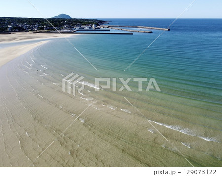 日本・長崎県・福江島の白良ヶ浜海水浴場を空撮した夏の風景 129073122