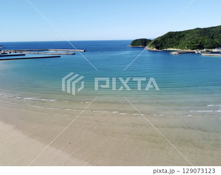 日本・長崎県・福江島の白良ヶ浜海水浴場を空撮した夏の風景 日本・長崎県・福江島の白良ヶ浜海水浴場を空撮した夏の風景 129073123