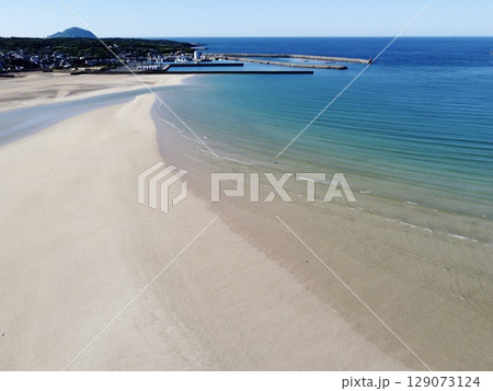 日本・長崎県・福江島の白良ヶ浜海水浴場を空撮した夏の風景 129073124