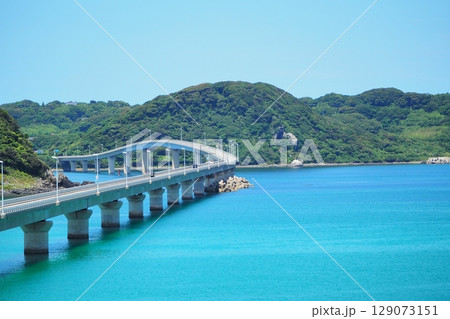 角島大橋 海に映える絶景の橋(日本山口県) 角島大橋 海に映える絶景の橋(日本山口県) 129073151