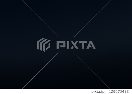 ネイビーブルーから黒へと移ろう深みのグラデ背景、重厚感ある濃紺と黒の抽象グラデーション、落ち着いた雰 129073458