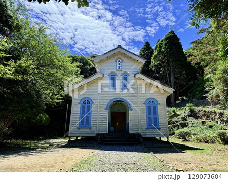 日本・長崎県・五島列島の教会と青空の風景（世界遺産） 129073604