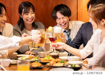 飲み会 居酒屋で乾杯している若者 飲み会 居酒屋で乾杯している若者 129073628