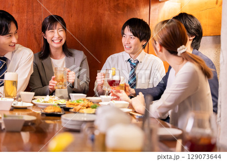 飲み会 居酒屋でお酒を飲んでいる男女 飲み会 居酒屋でお酒を飲んでいる男女 129073644