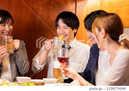 飲み会 居酒屋でお酒を飲んでいる男女 飲み会 居酒屋でお酒を飲んでいる男女 129073646