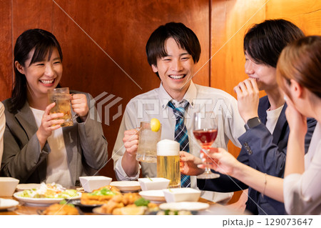 飲み会　居酒屋でお酒を飲んでいる男女 129073647