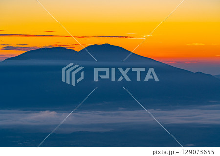 【長野県】道の駅・美ヶ原高原　展望台から見る日の出 129073655