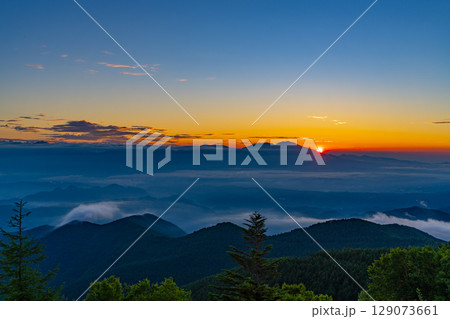【長野県】道の駅・美ヶ原高原　展望台から見る日の出 129073661