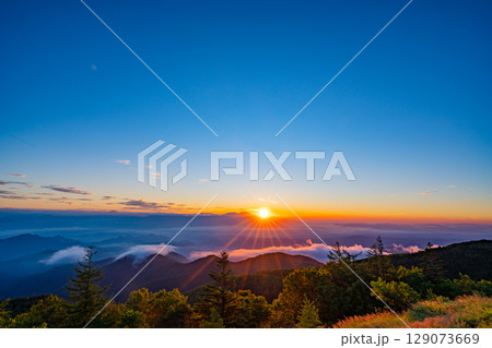 【長野県】道の駅・美ヶ原高原 展望台から見る日の出 【長野県】道の駅・美ヶ原高原 展望台から見る日の出 129073669